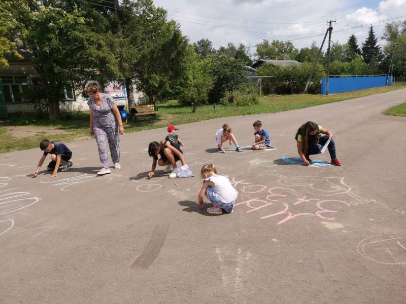 Конкурс рисунков на асфальте &quot;Мы за здоровый образ жизни&quot; провели с детьми работники культуры с. Ержино..