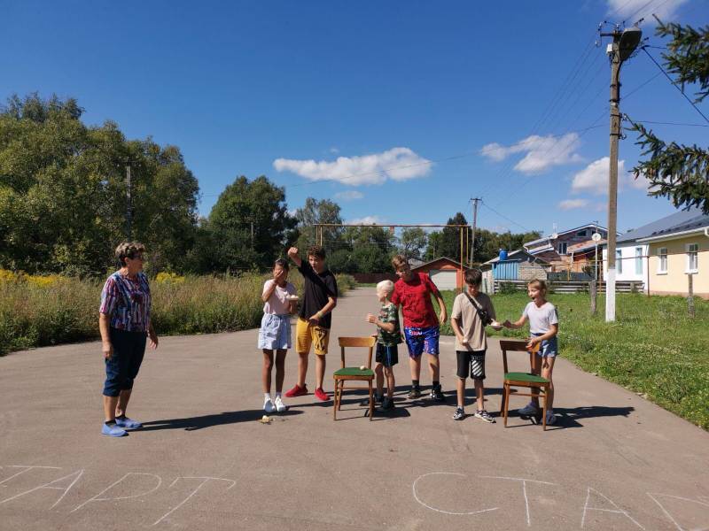 14 августа на площадке около Ержинского СДК работники культуры собрали детей на игровую программу &quot;Ох и сладок был медок&quot;..