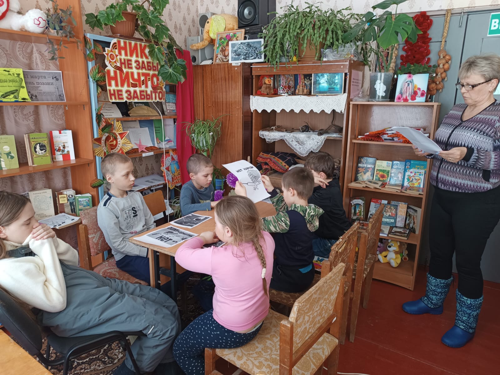 В Молчановской сельской библиотеке совместно с клубными работниками была проведена беседа с подростками &quot;Здоровью-Да! Наркотикам-Нет&quot;!.