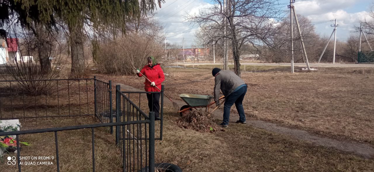 Работники Липицкого ЦК и Д приступили к весенней уборки территории.