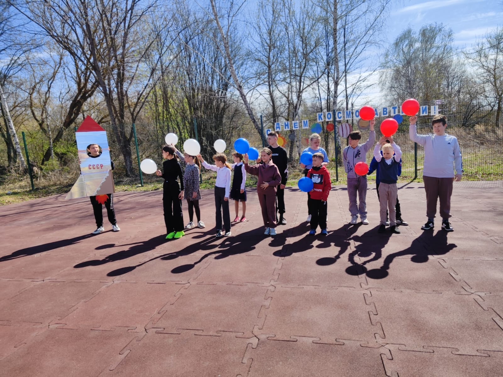 12 апреля работники дома культуры с. Ержино совместно со школой  подготовили познавательную программу ко Дню космонавтики.