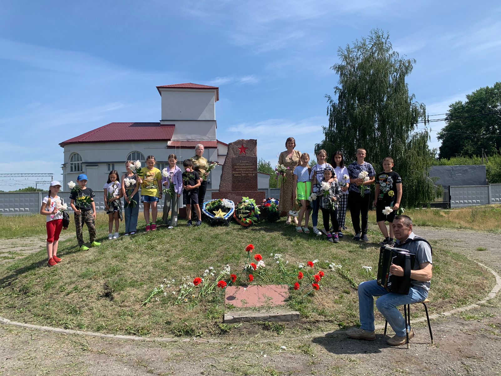 В знак общей печали и скорби о погибших, на памятнике воинам железнодорожникам, 22 июня состоялся митинг &quot;Дорога памяти, длинной в четыре года&quot;..