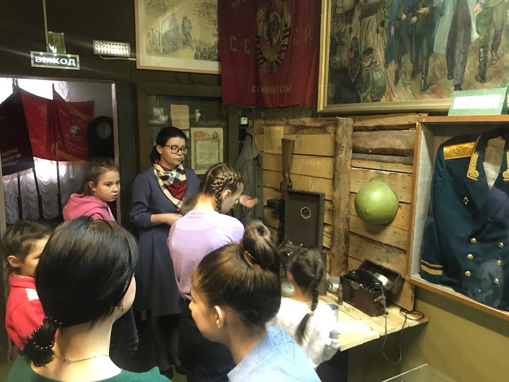 В дни весенних каникул ежедневно в Чернском музее проходят мероприятия для детей. Воспитанники Долматовской школы выбрали мероприятие военной тематики, а также познакомились с новыми выставками музея.
