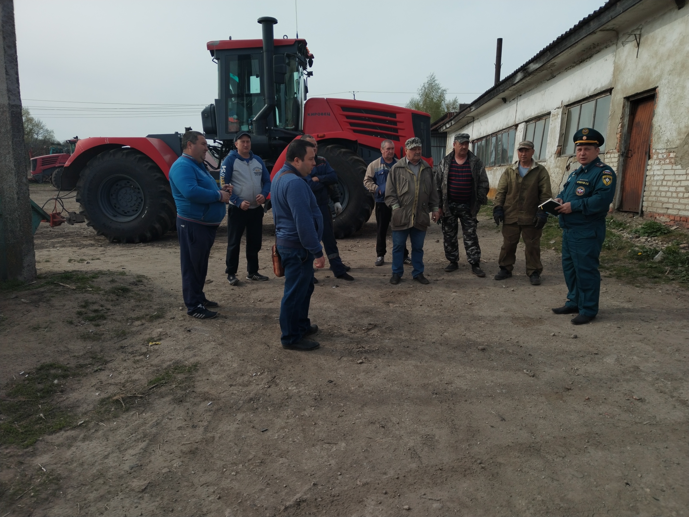 В Чернском районе сотрудники государственного пожарного надзора провели встречу с работниками и руководителями сельскохозяйственных предприятий.