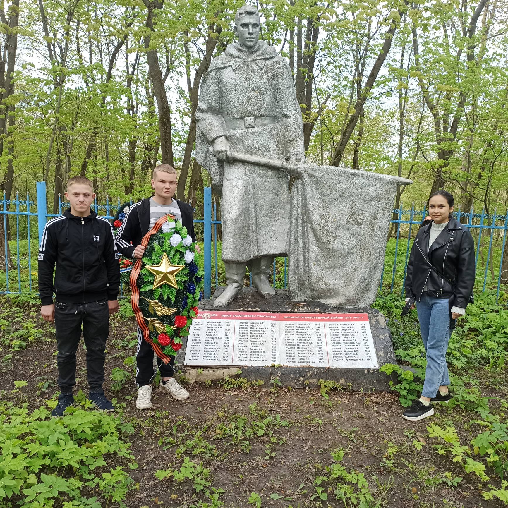 СДК п. Подгорный с волонтёрами возложили венок в д. Слободка на братскую могилу с захоронением воинов , павших в период Великой Отечественной Войны 1941-1945 гг..