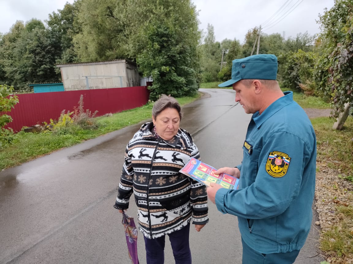 Спасатели Чернского района продолжают проводить инструктажи с населением на противопожарную тематику.