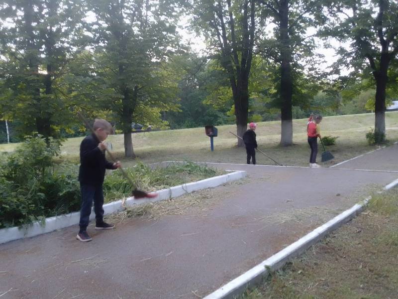 В п. Подгорный прошла уборка у обелиска погибшим во время Великой Отечественной войны.