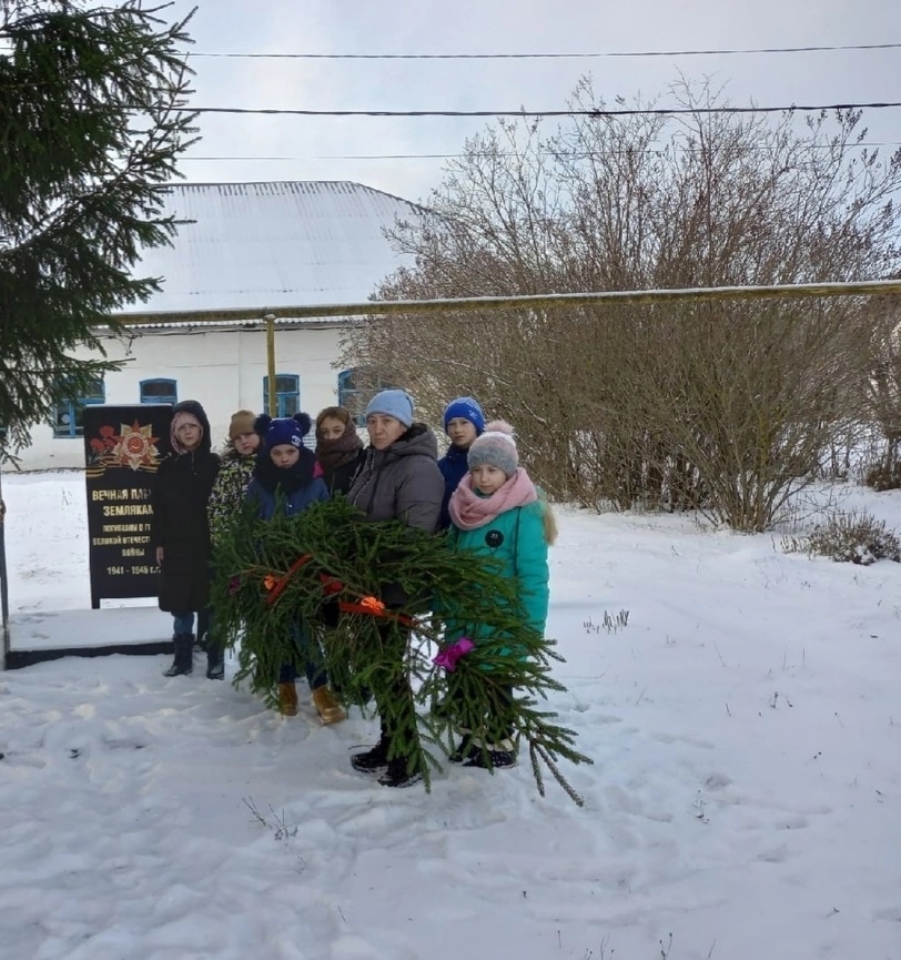 В День неизвестного солдата СДК д. Кресты возложили гирлянду к памятнику павших войнов..