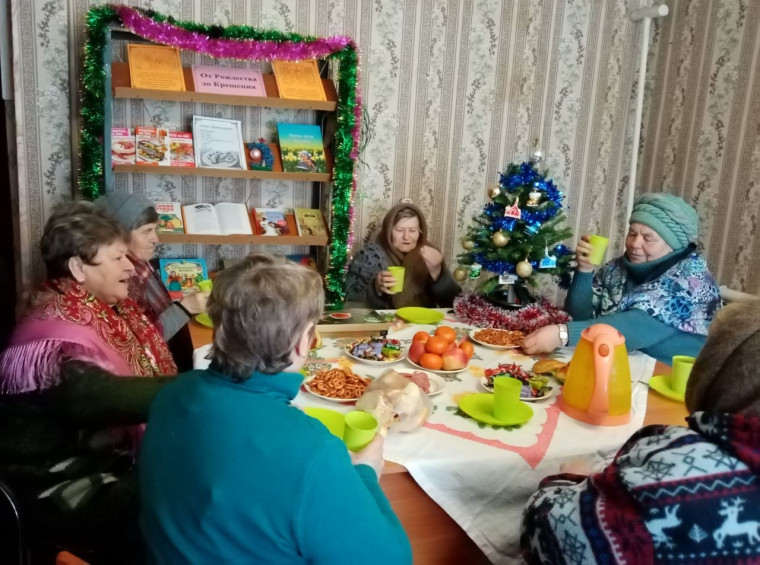 Работники культуры деревни Кожинка в канун святок, которые длятся с 7 го по 19 января, провели посиделки с членами клуба "Душевное общение", они также являются участниками ансамбля "Селяночка"..