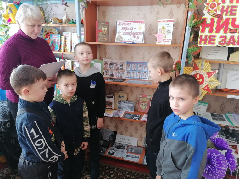В Молчановской сельской библиотеке совместно с клубными работниками проведён час памяти :"Юный - герой антифашист.".