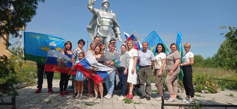 Сотрудники МБУК «СОЦКУЛЬТЦЕНТР МО Северное Чернского района» приняли участие в праздничном автопробеге в честь дня Воздушно- десантных войск.. Сотрудники МБУК «СОЦКУЛЬТЦЕНТР МО Северное Чернского района» приняли участие в праздничном автопробеге в честь дня Воздушно- десантных войск..