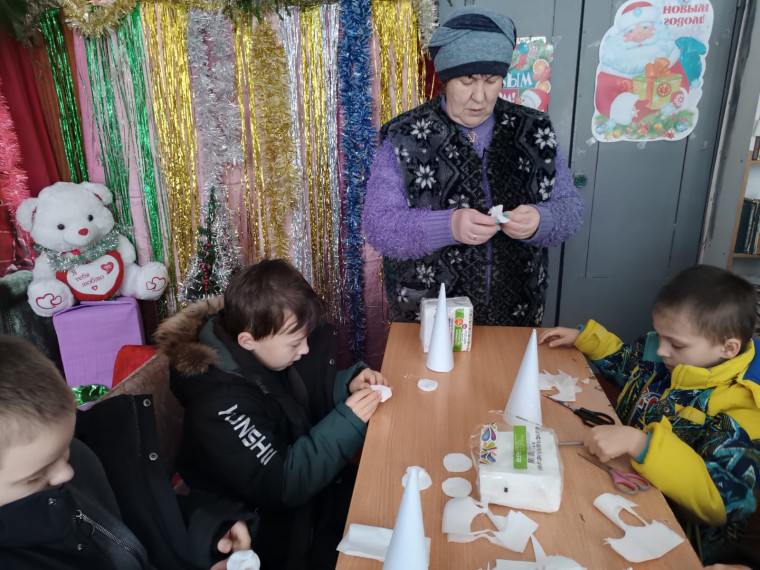 Молчаноской сельской библиотеке совместно с клубными работниками был проведен мастер-класс "Новогодние фантазии".. Молчаноской сельской библиотеке совместно с клубными работниками был проведен мастер-класс "Новогодние фантазии"..