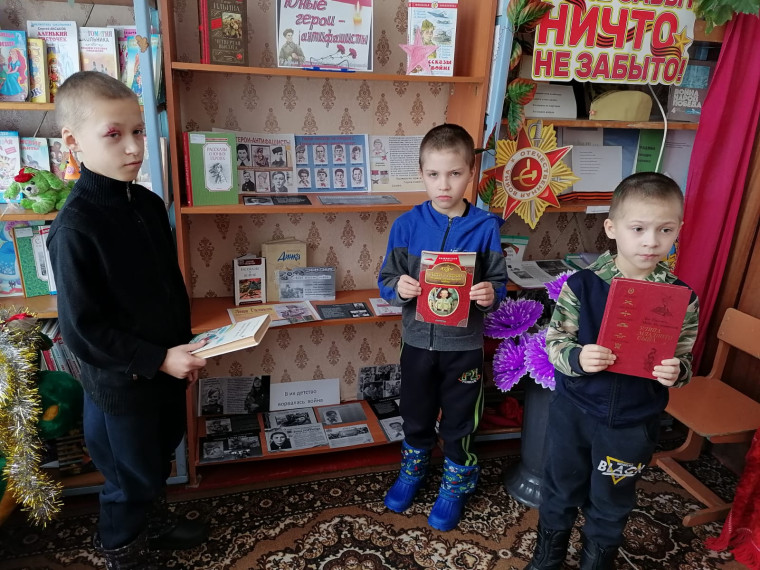 В Молчановской сельской библиотеке совместно с клубными работниками проведён час памяти :&quot;Юный - герой антифашист.&quot;.