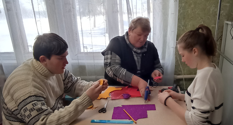 Работники культуры с. Лужны провели час творчества «Сердечко на память»..