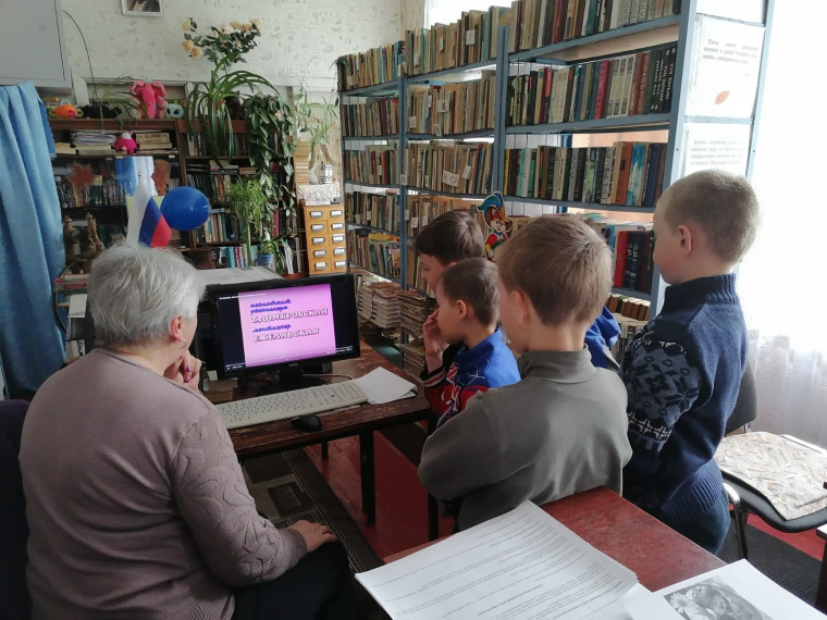 В Молчановской сельской библиотеке совместно с клубными работниками проведен познавательный час &quot;Всё начинается с семьи.&quot; .